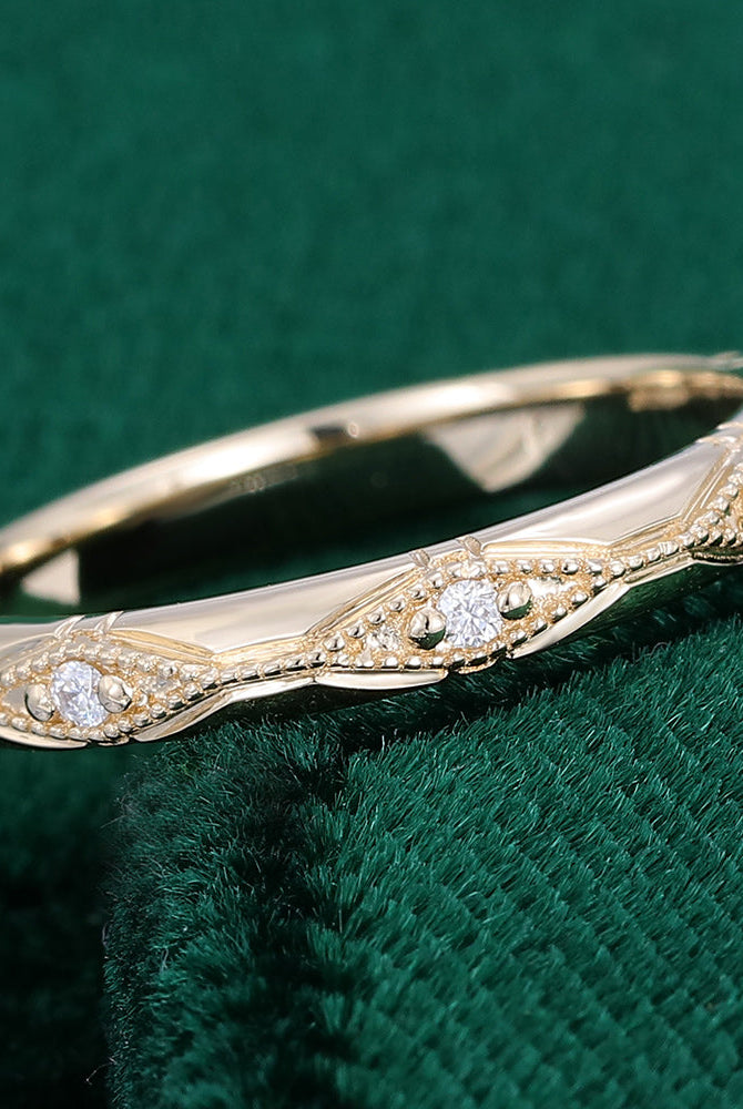 round-moissanite-vintage-style-wedding-band