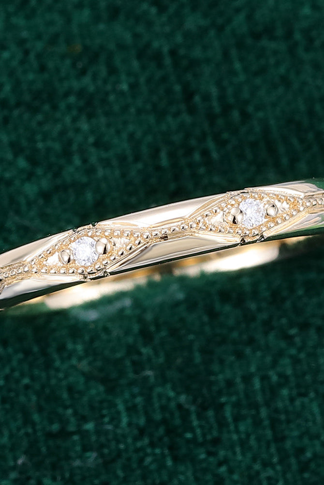 round-moissanite-vintage-style-wedding-band