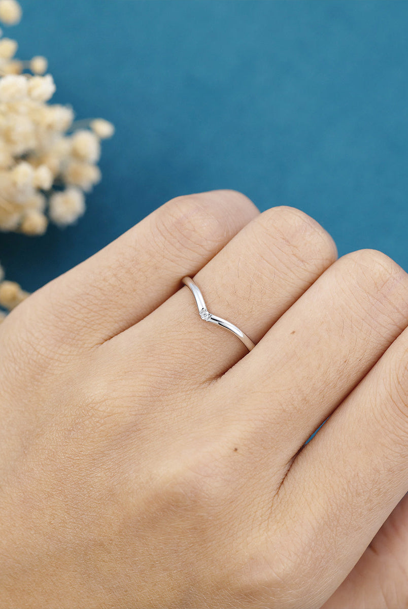 round-shaped-moissanite-curved-wedding-band
