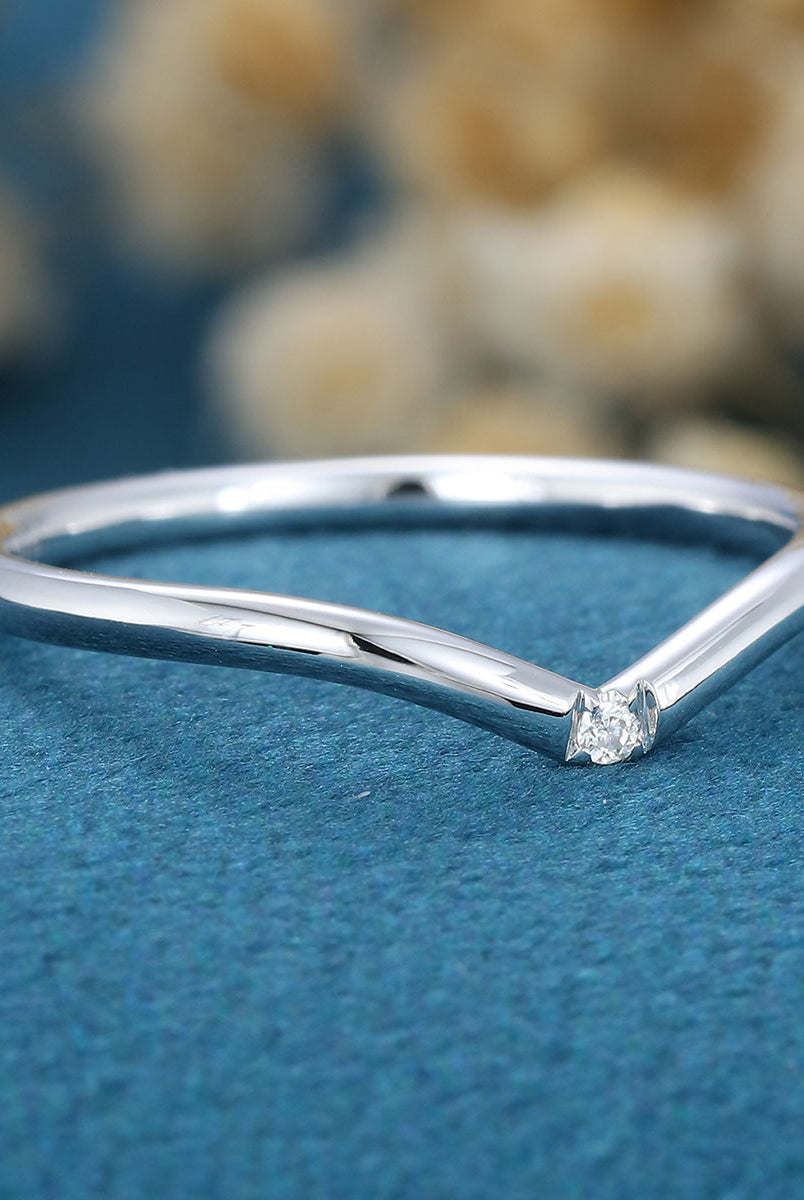 round-shaped-moissanite-curved-wedding-band