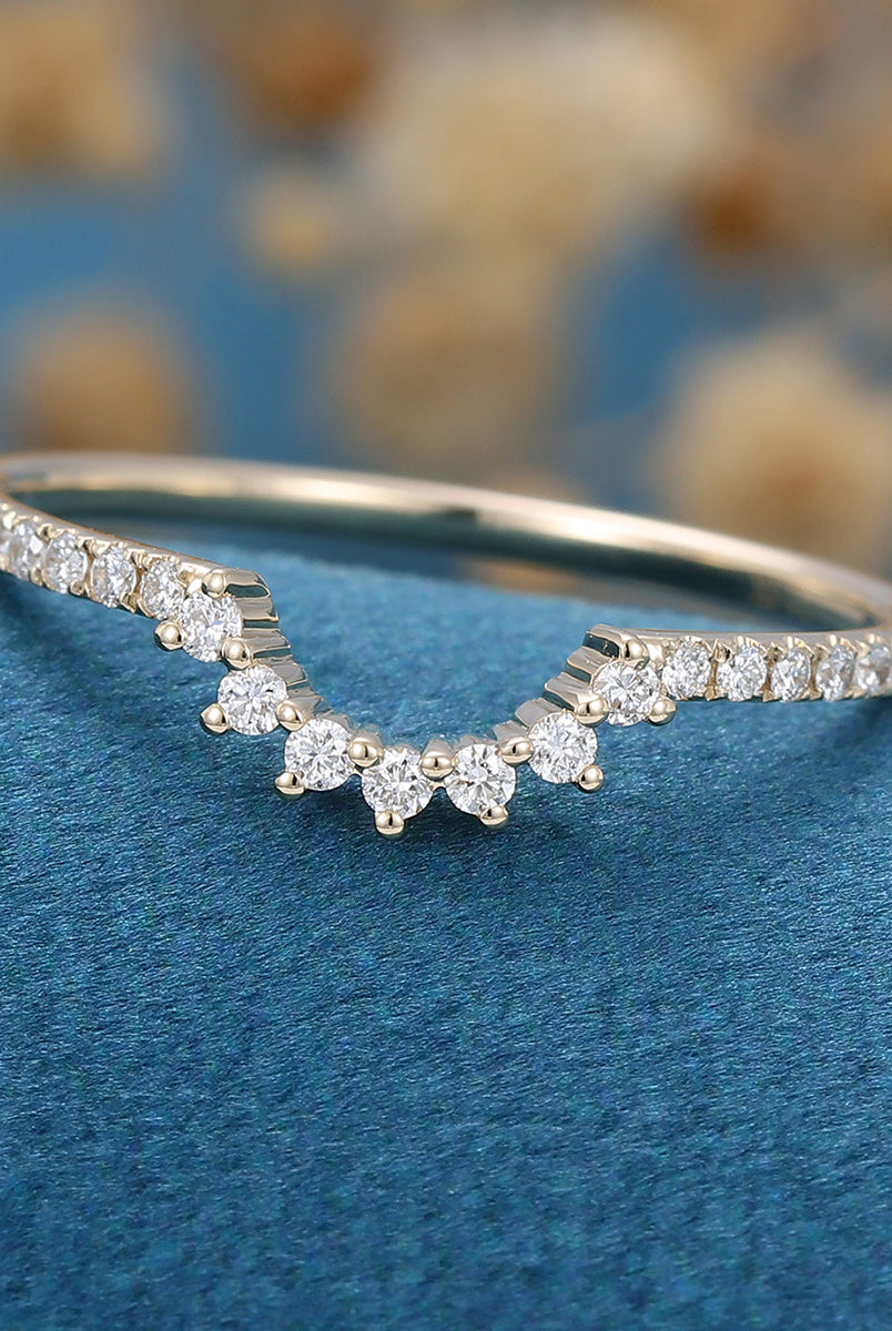 round-shaped-moissanite-curved-wedding-band