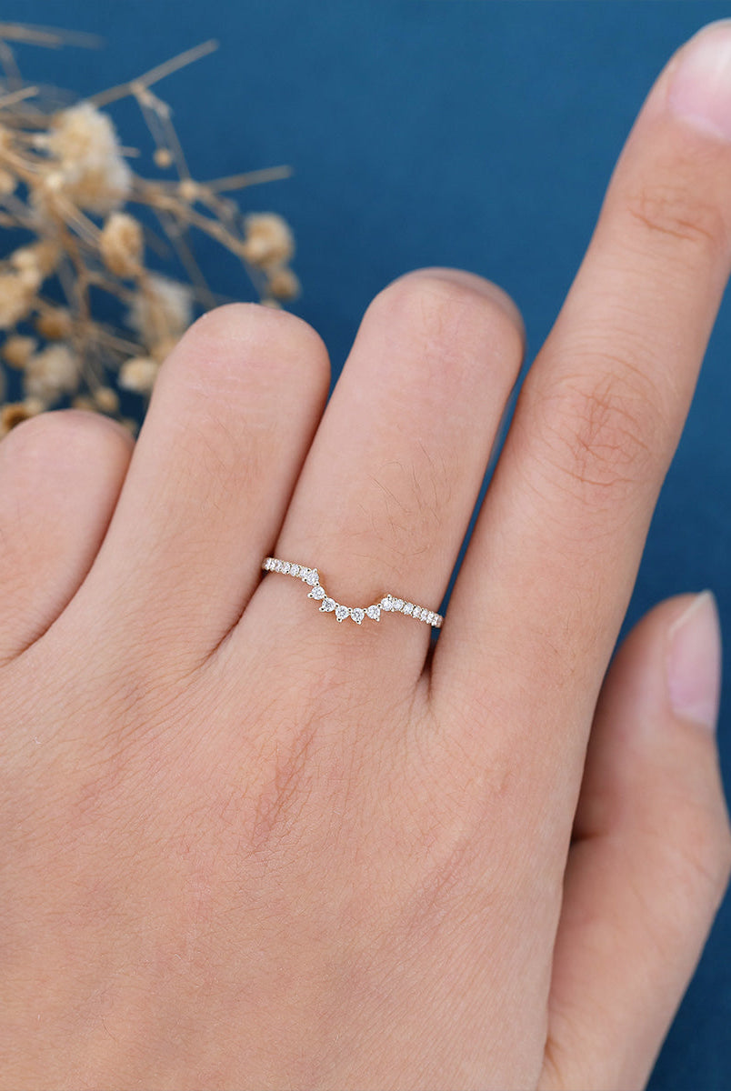 round-shaped-moissanite-curved-wedding-band