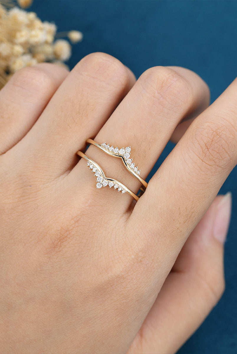 round-shaped-moissanite-unique-wedding-band