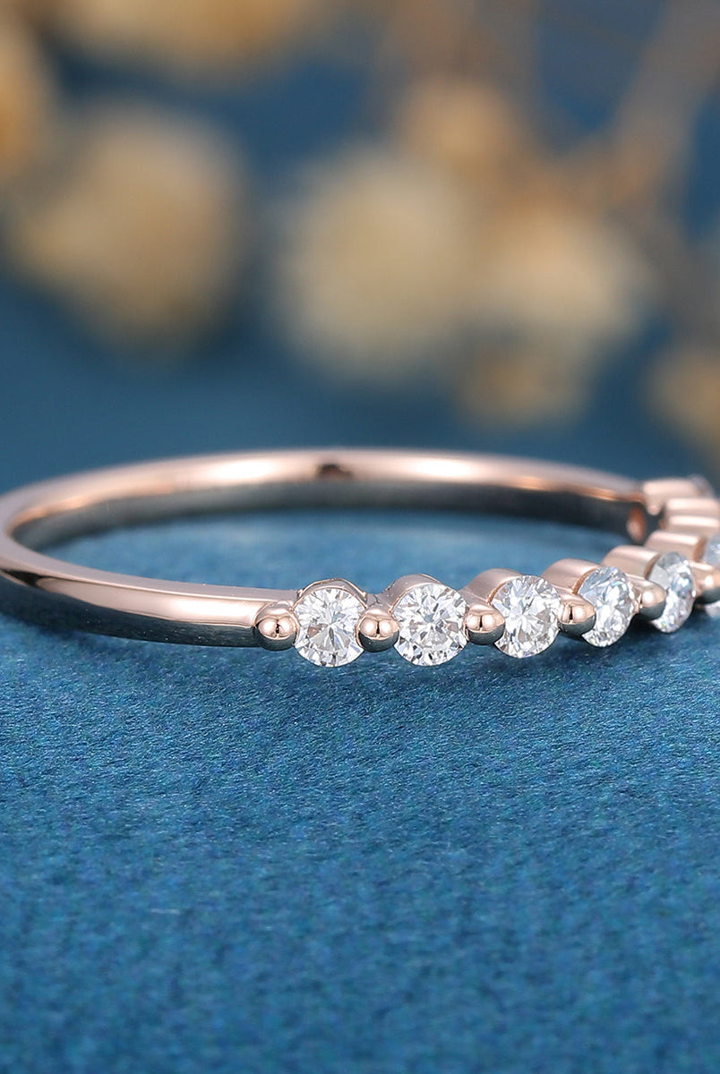 round-shaped-moissanite-bubble-prongs-wedding-band