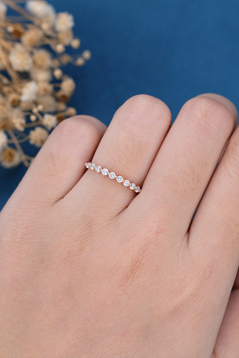 round-shaped-moissanite-bubble-prongs-wedding-band