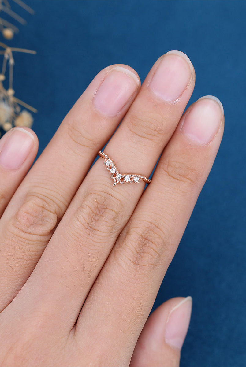 round-shaped-moissanite-vintage-curved-wedding-band