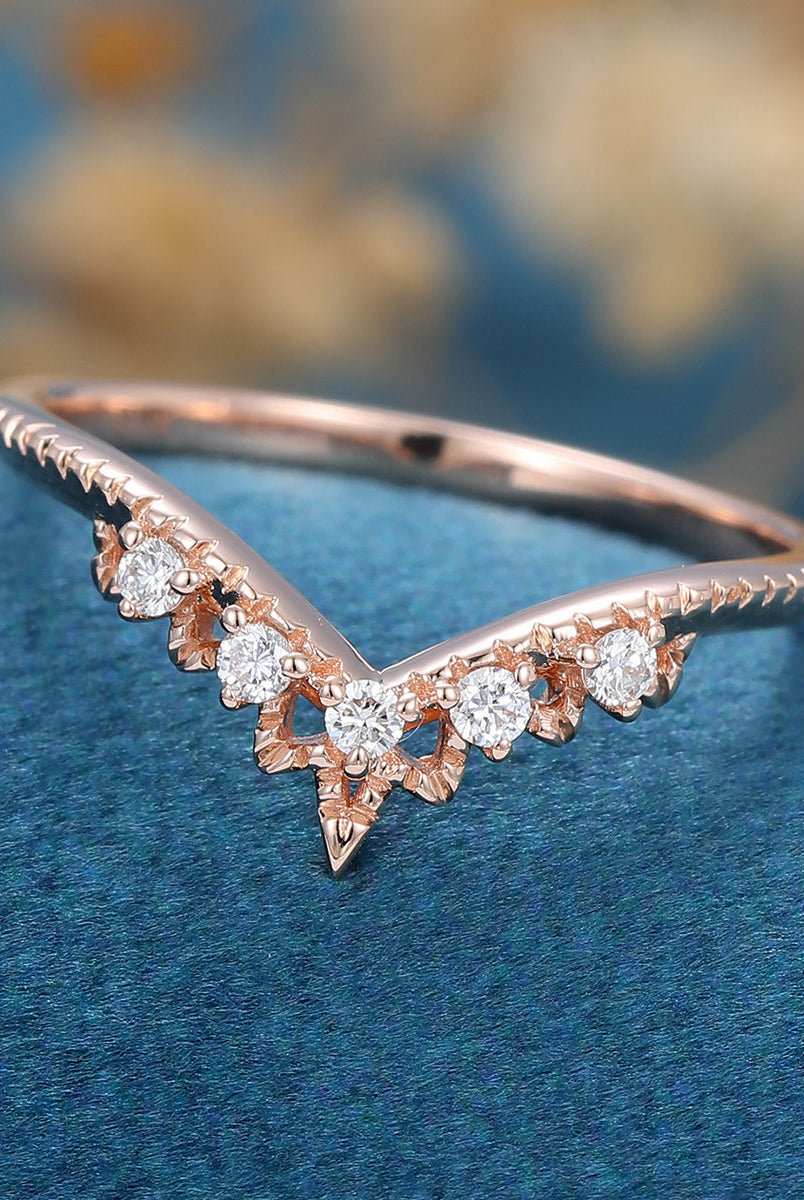round-shaped-moissanite-vintage-curved-wedding-band