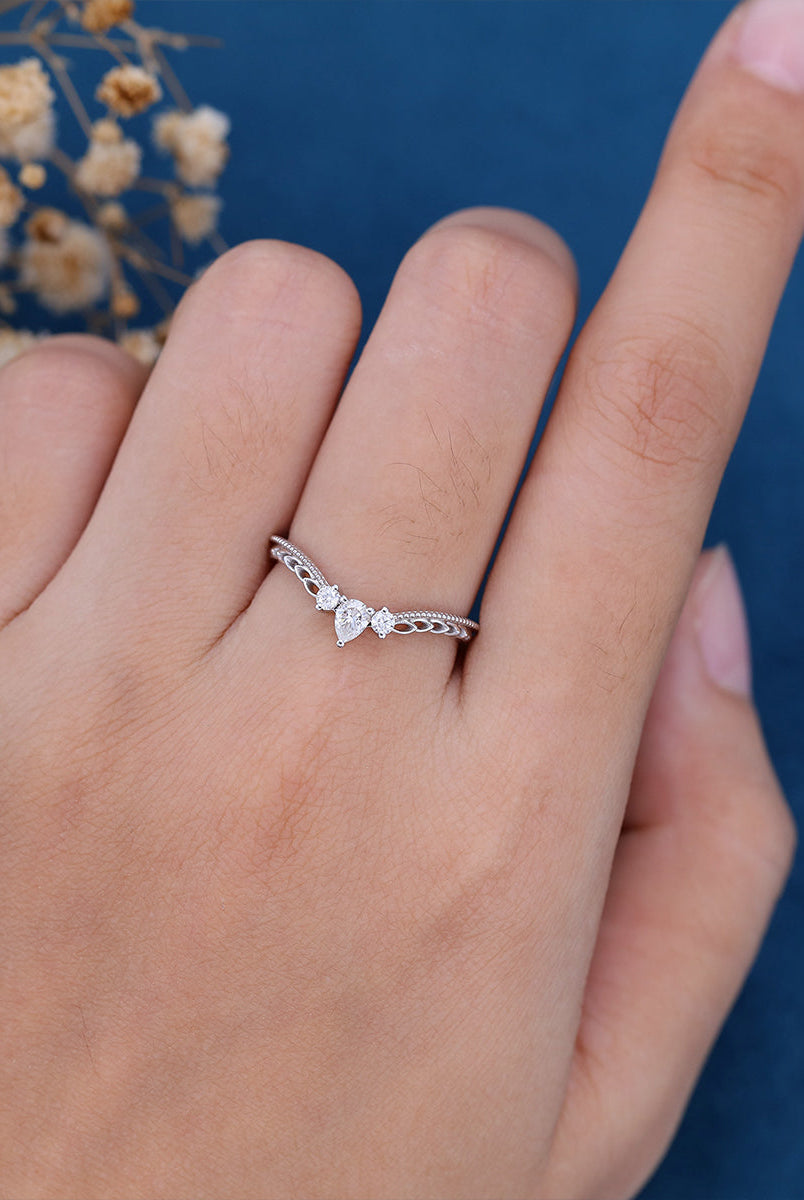 round-pear-shaped-moissanite-vintage-curved-wedding-band