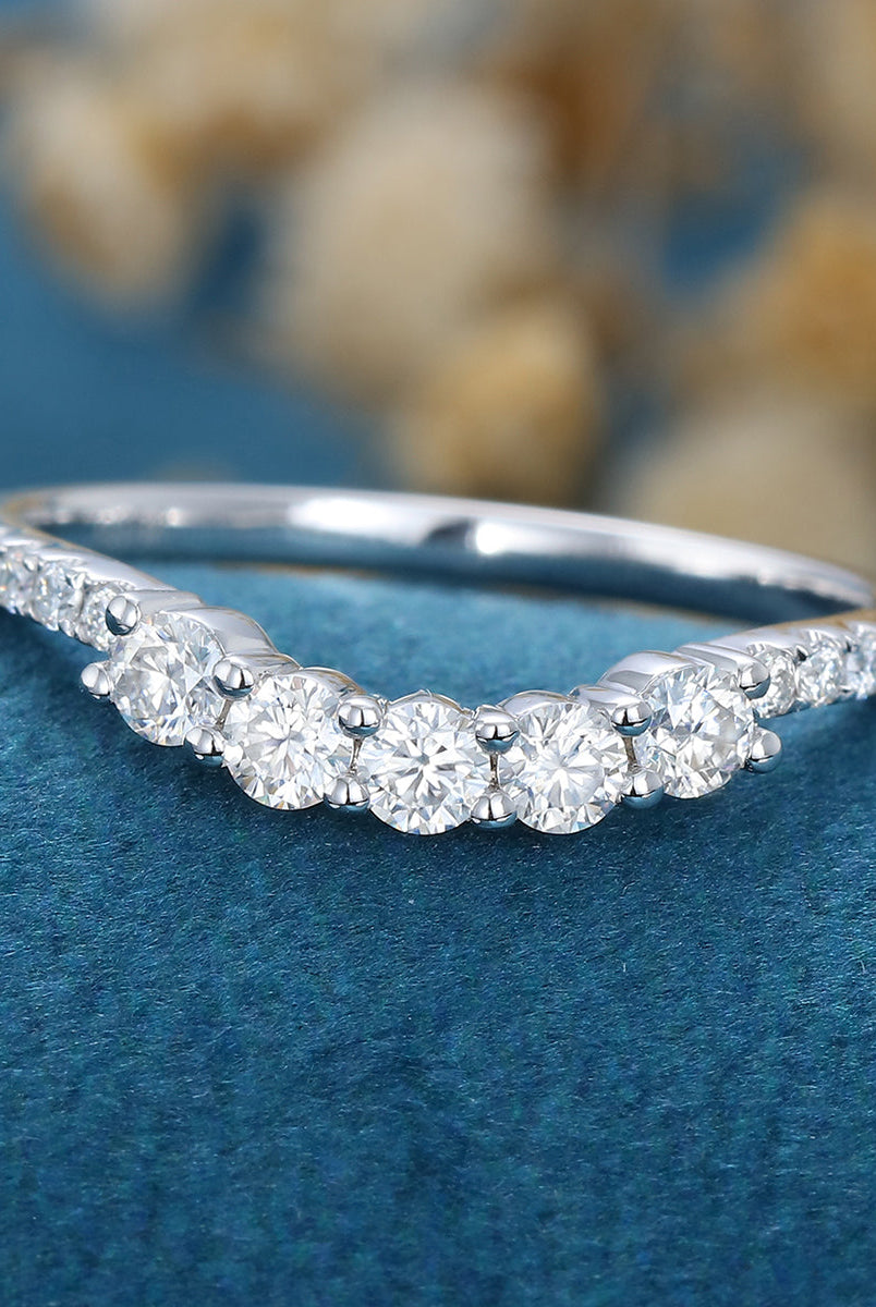 round-shaped-moissanite-curved-wedding-band