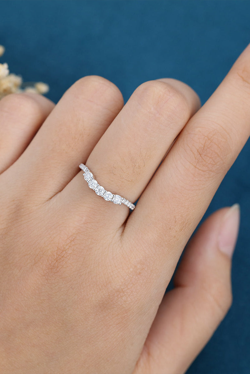 round-shaped-moissanite-curved-wedding-band