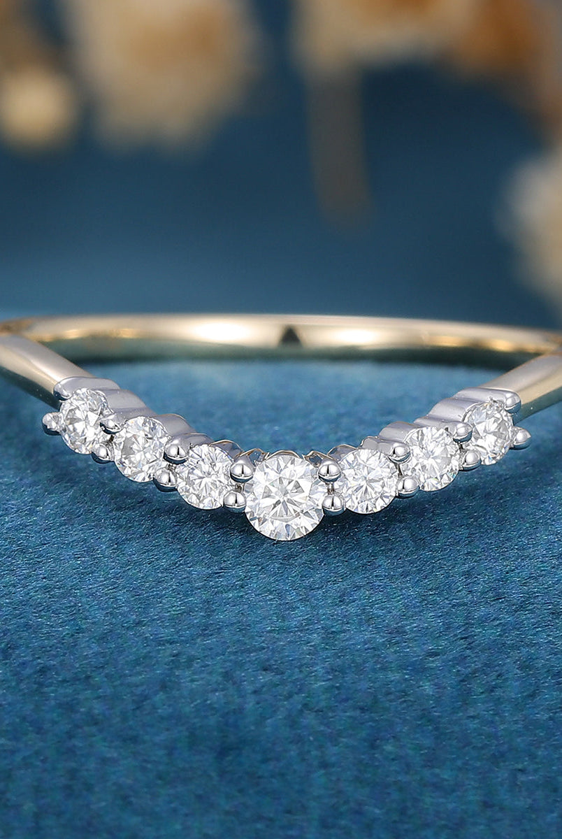 round-shaped-moissanite-curved-wedding-band