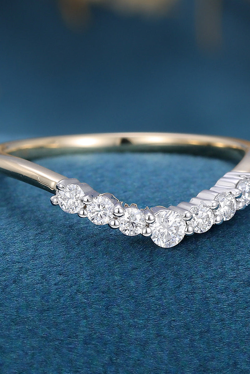 round-shaped-moissanite-curved-wedding-band