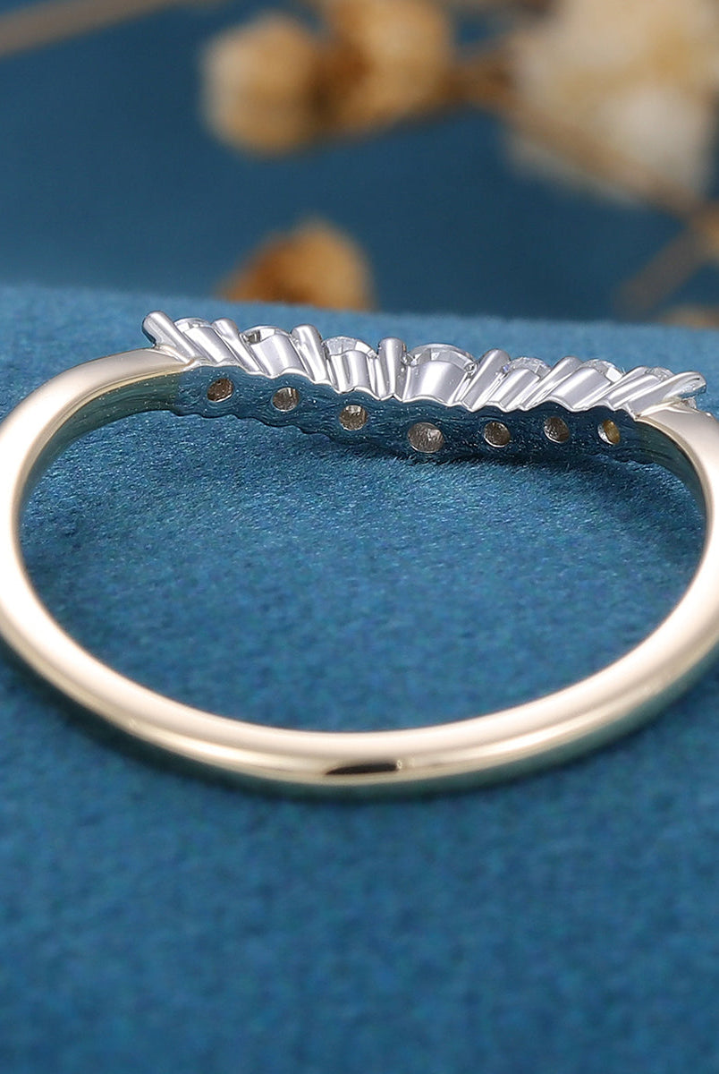 round-shaped-moissanite-curved-wedding-band