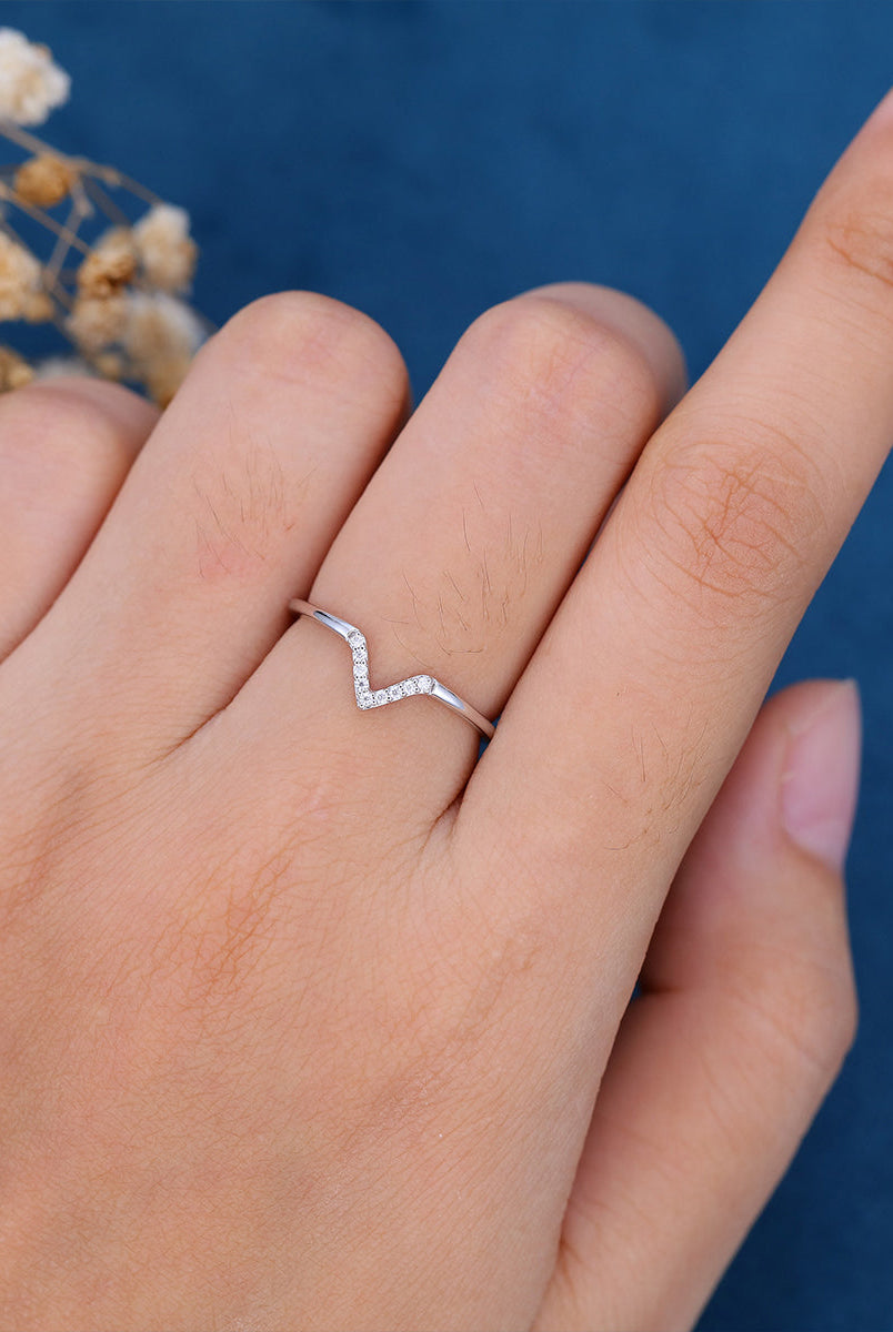 round-shaped-moissanite-curved-wedding-band-1
