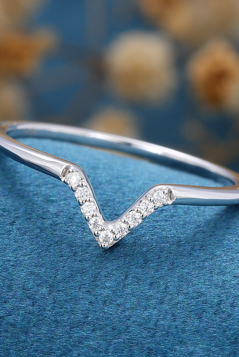 round-shaped-moissanite-curved-wedding-band-1