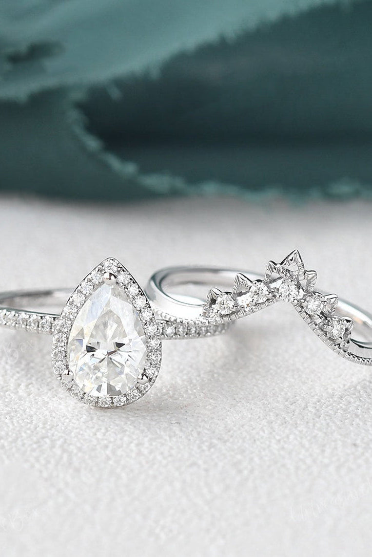 2-0-ct-oval-cut-halo-moissanite-bridal-ring-set-1