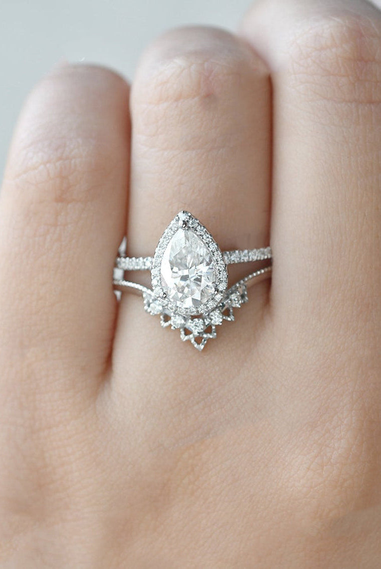 2-0-ct-oval-cut-halo-moissanite-bridal-ring-set-1