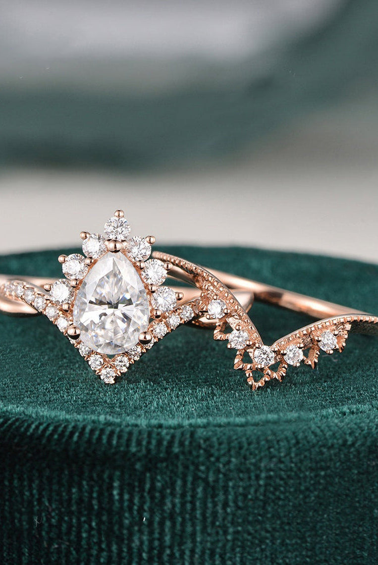 pear-cut-cluster-twisted-moissanite-bridal-ring-set