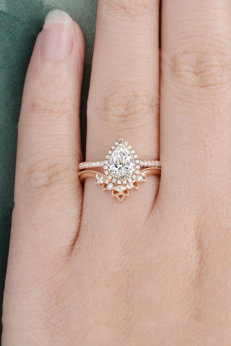 pear-cut-twisted-art-deco-moissanite-bridal-ring-set
