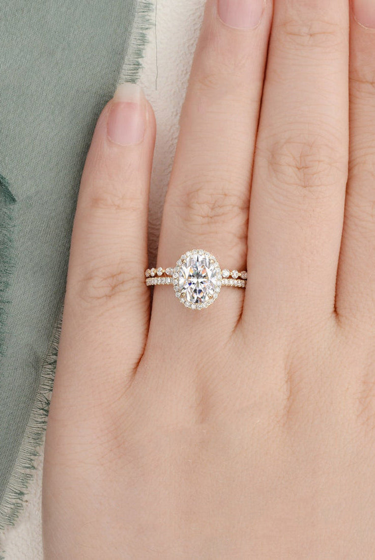 2-0-ct-oval-cut-halo-moissanite-bridal-ring-set