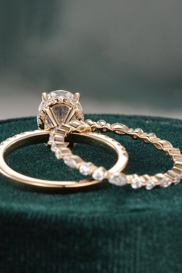 oval-cut-solitaire-moissanite-bridal-ring-set