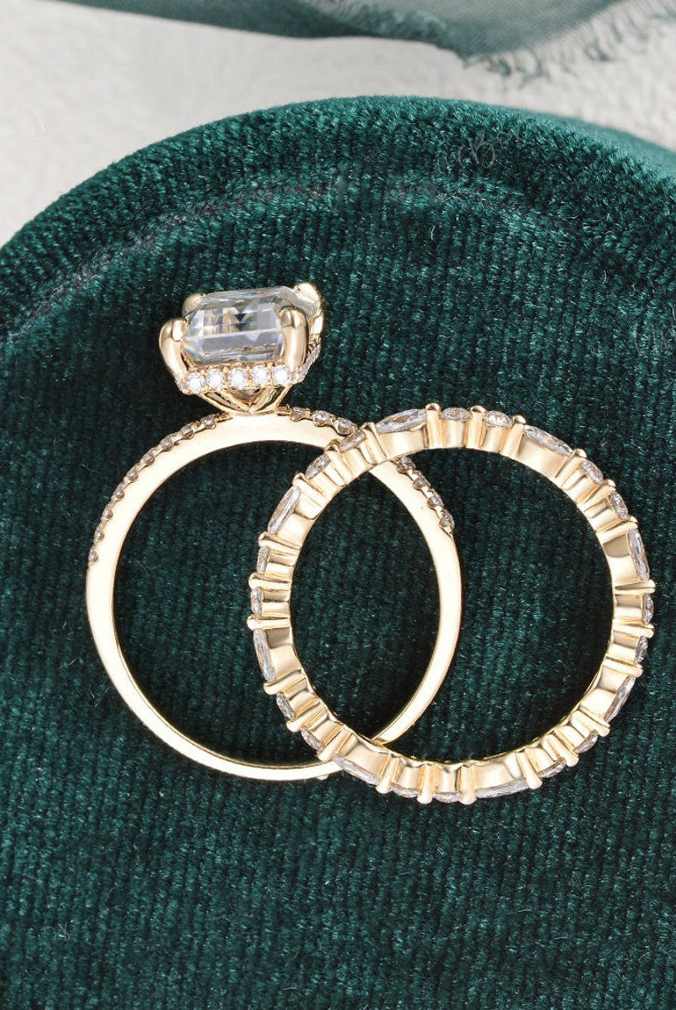 oval-cut-halo-moissanite-bridal-ring-set