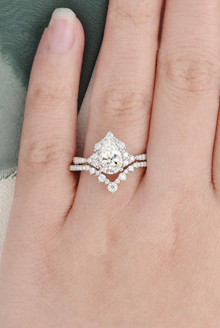 pear-cut-cluster-moissanite-bridal-ring-set