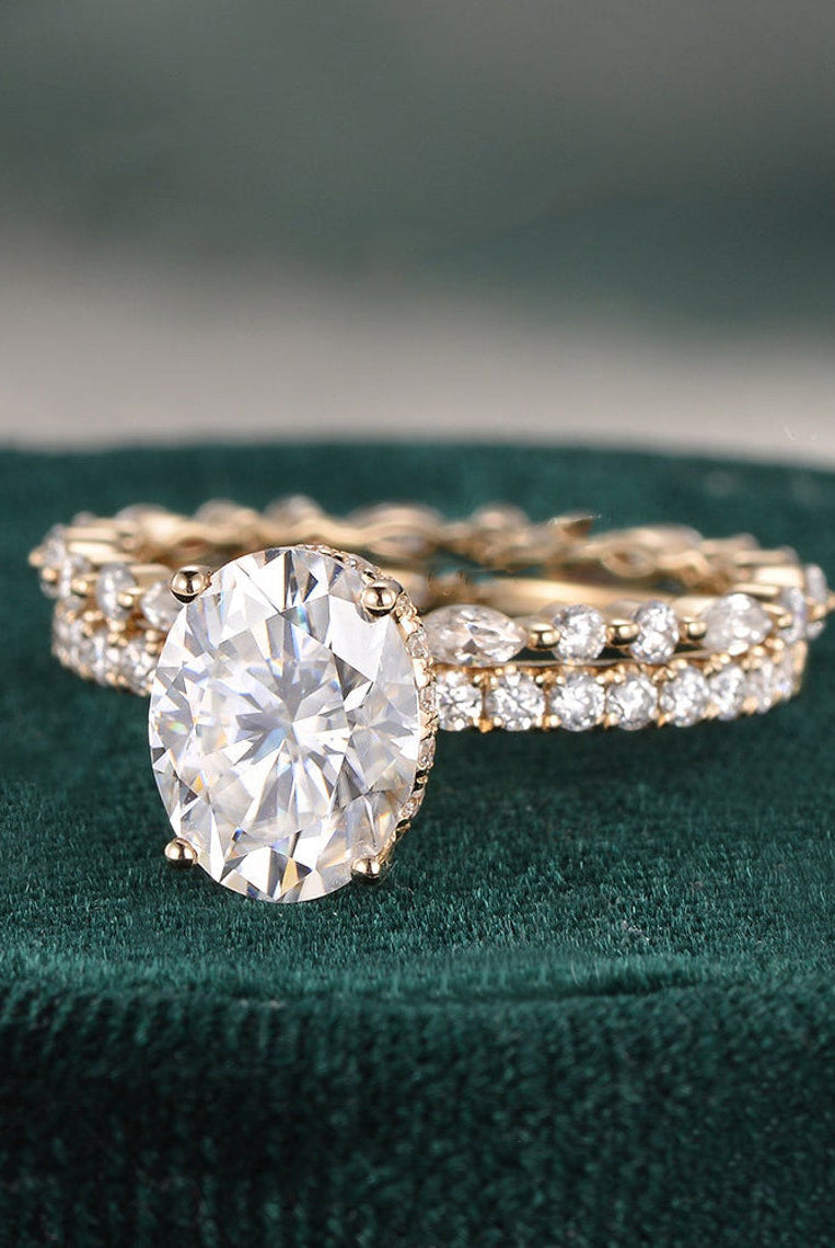 oval-cut-solitaire-moissanite-bridal-ring-set