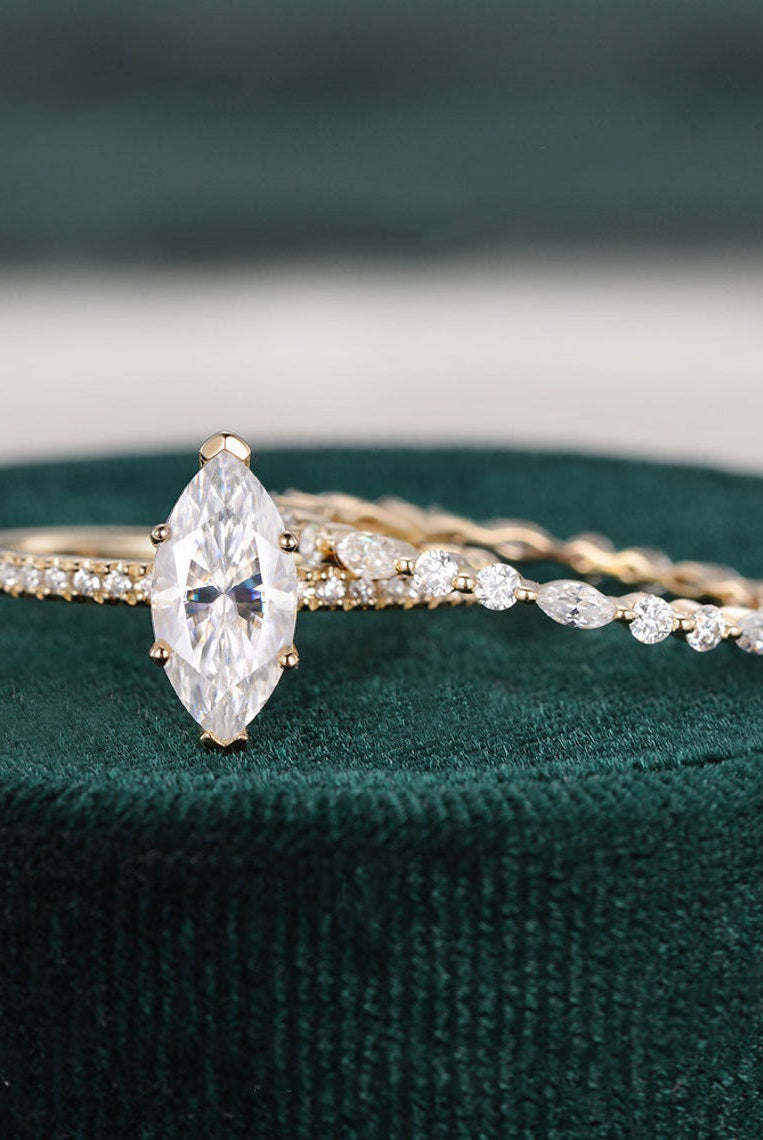 oval-cut-solitaire-moissanite-bridal-ring-set