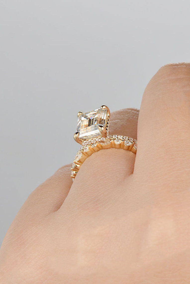 2-0-ct-oval-cut-halo-moissanite-bridal-ring-set