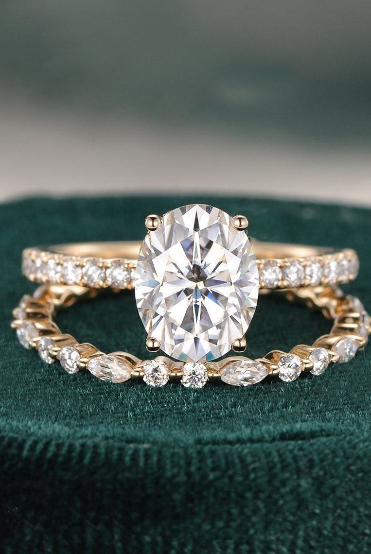 oval-cut-solitaire-moissanite-bridal-ring-set