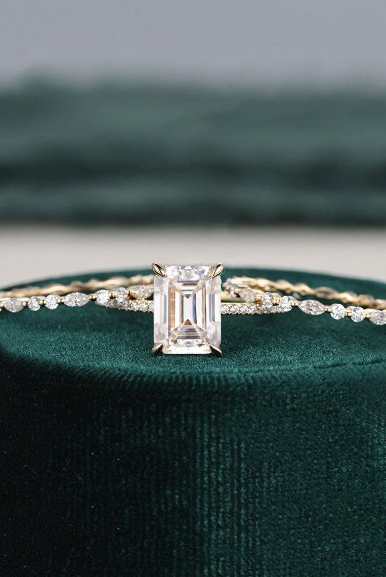 oval-cut-halo-moissanite-bridal-ring-set