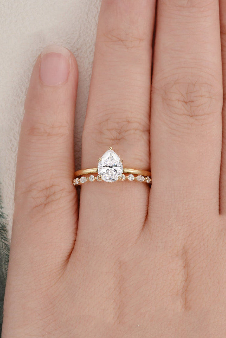 1-0-ct-pear-cut-solitaire-moissanite-bridal-ring-set