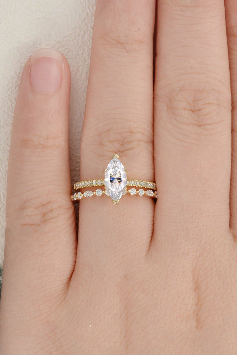 oval-cut-solitaire-moissanite-bridal-ring-set