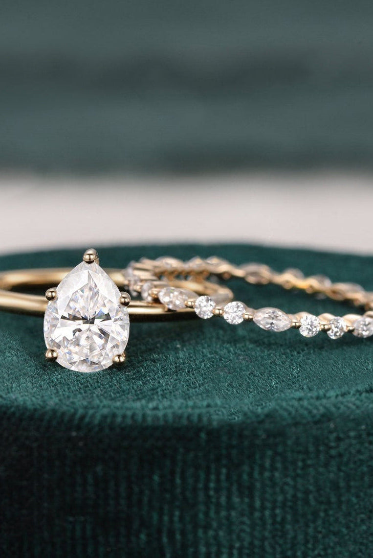 1-0-ct-pear-cut-solitaire-moissanite-bridal-ring-set