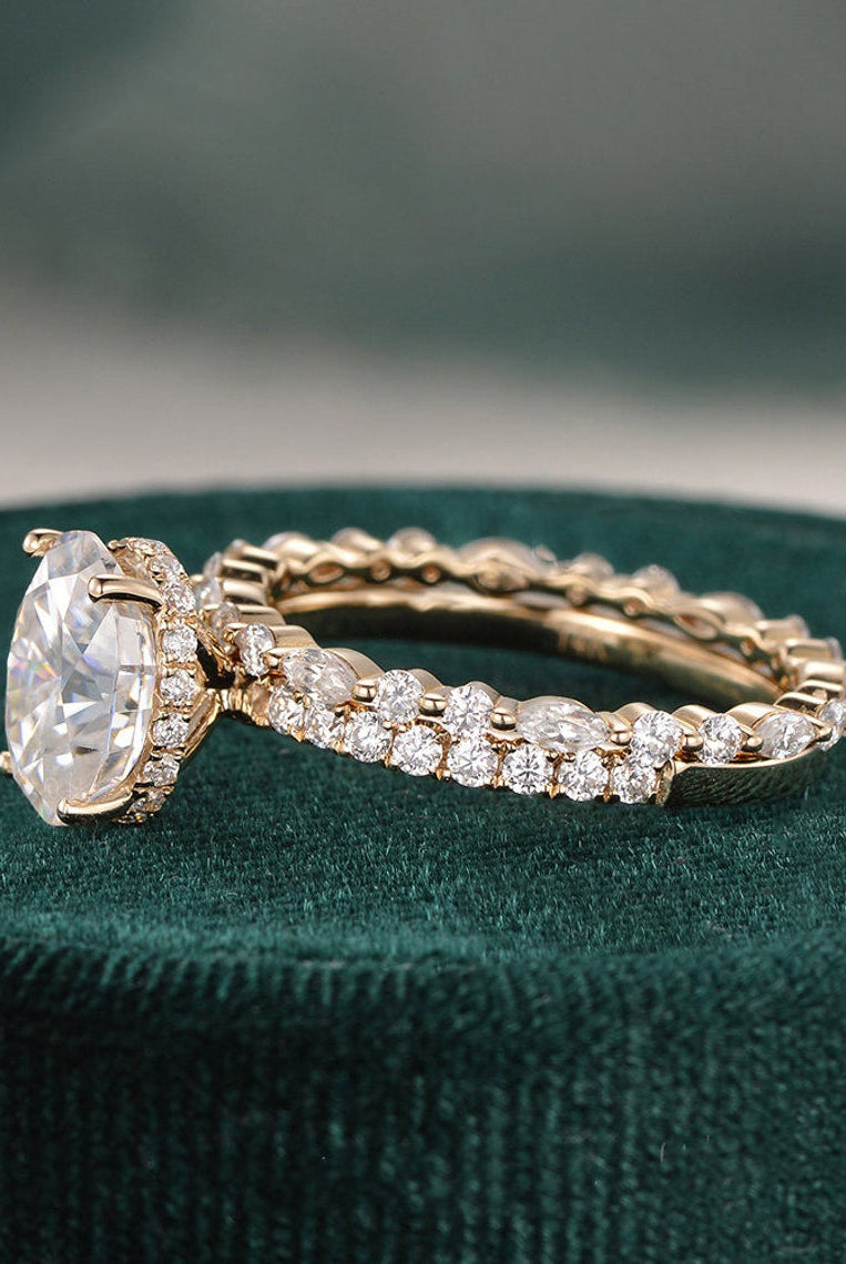 oval-cut-solitaire-moissanite-bridal-ring-set
