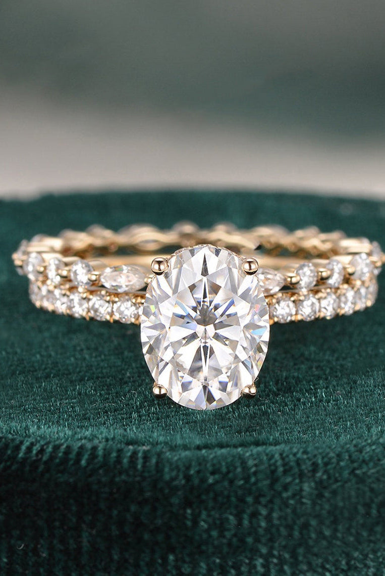 oval-cut-solitaire-moissanite-bridal-ring-set