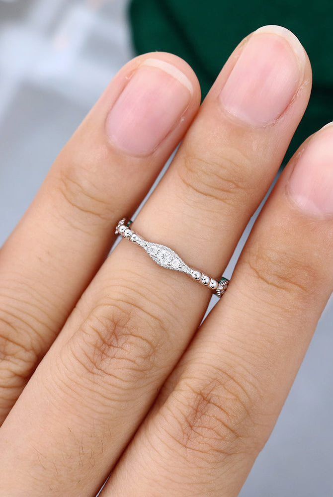 round-moissanite-vinatge-wedding-band
