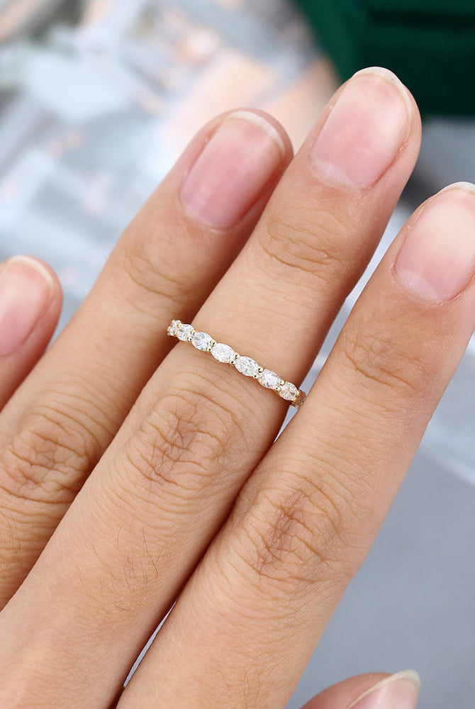 oval-moissanite-shared-prong-setting-wedding-band
