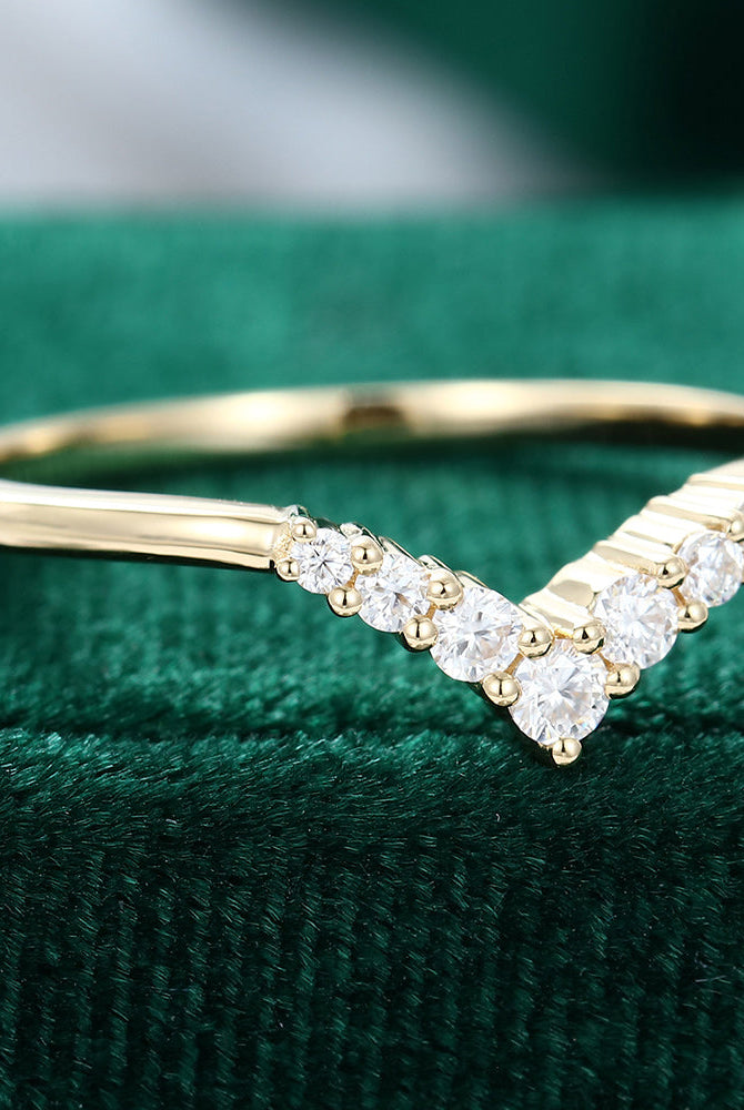 0-20-round-moissanite-curved-wedding-band