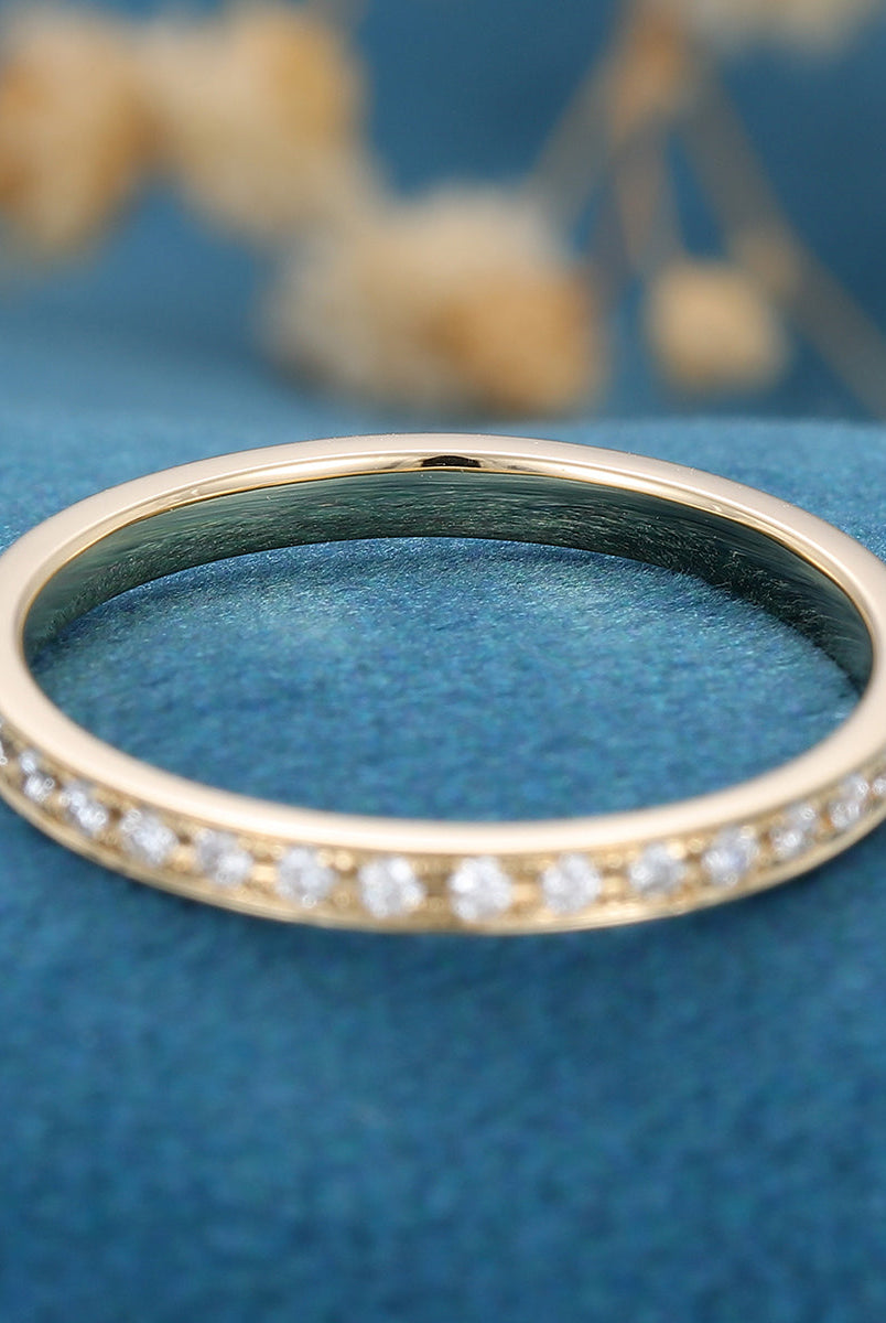 round-shaped-moissanite-channel-setting-wedding-band