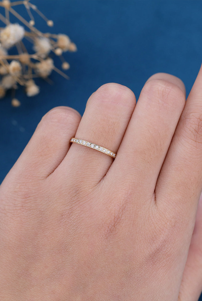 round-shaped-moissanite-channel-setting-wedding-band