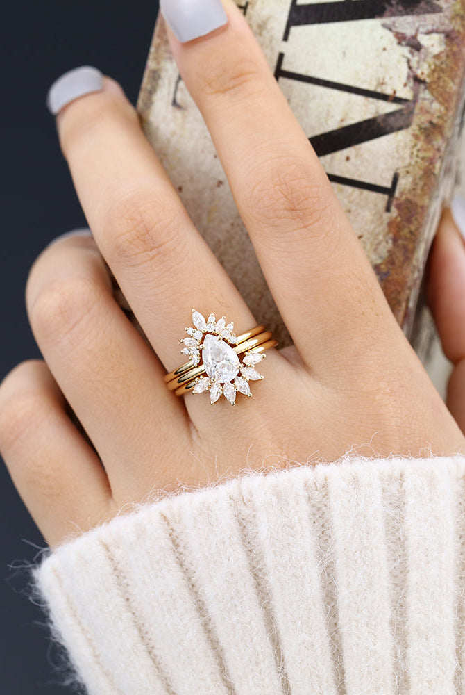 pear-moissanite-solitaire-bridal-ring-set-1