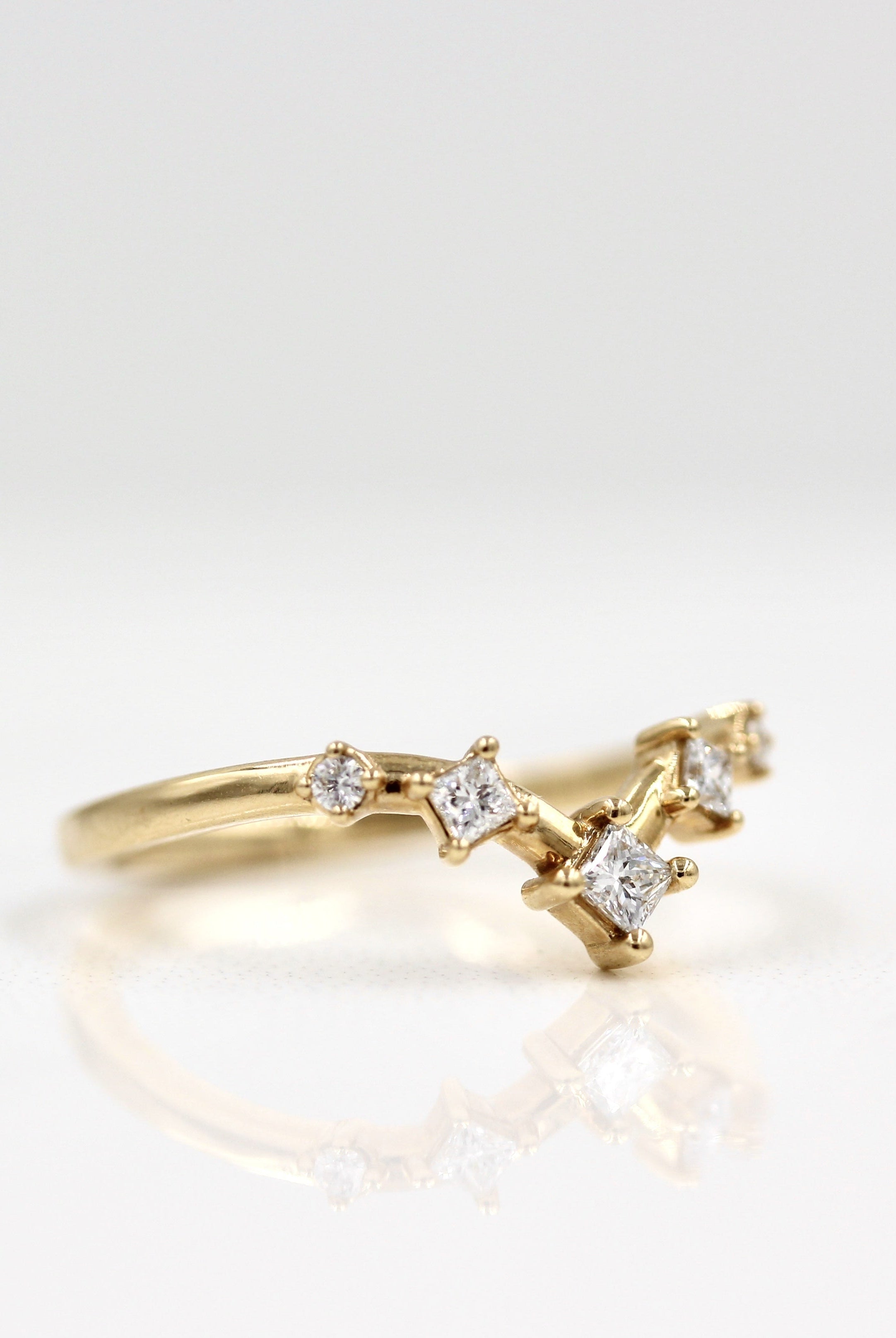 princess-round-cut-curved-moissanite-wedding-band