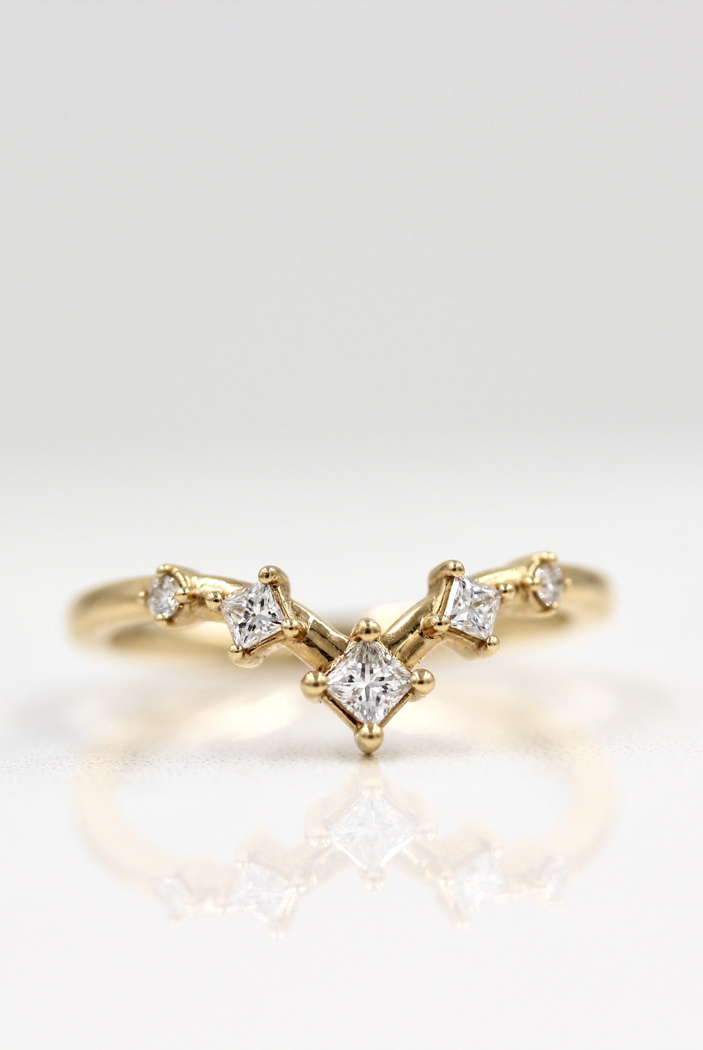 0-22-tcw-princess-round-cut-curved-moissanite-wedding-band