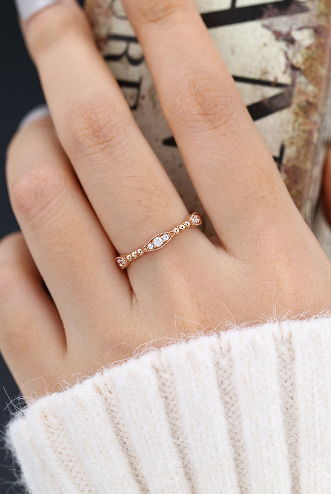 round-shaped-moissanite-vintage-style-wedding-band