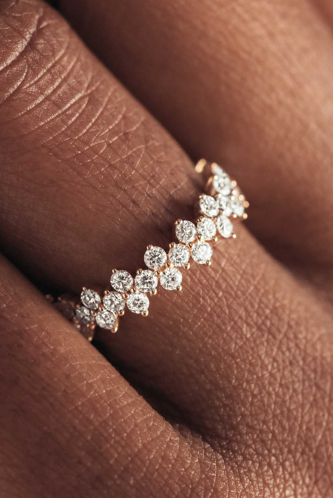 round-shaped-moissanite-cluster-wedding-band