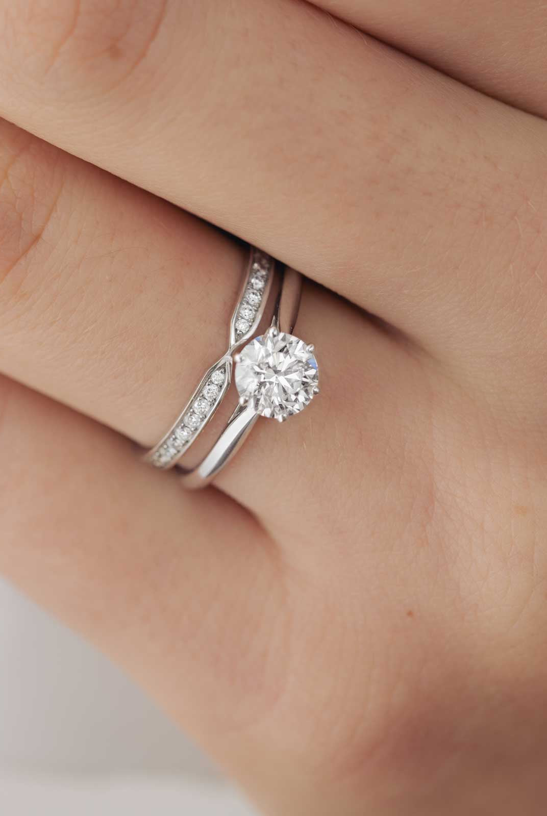 0-22-ct-round-shaped-moissanite-channel-setting-wedding-band