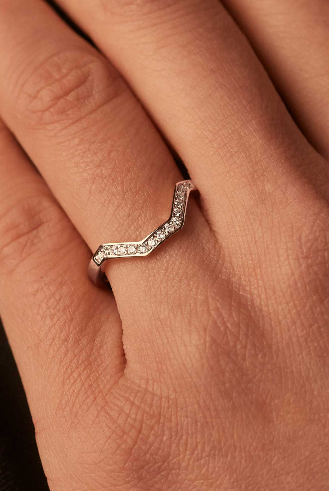 round-shaped-moissanite-curved-wedding-band