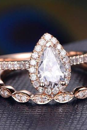 1-0-ct-pear-cut-halo-milgrain-style-moissanite-bridal-ring-set